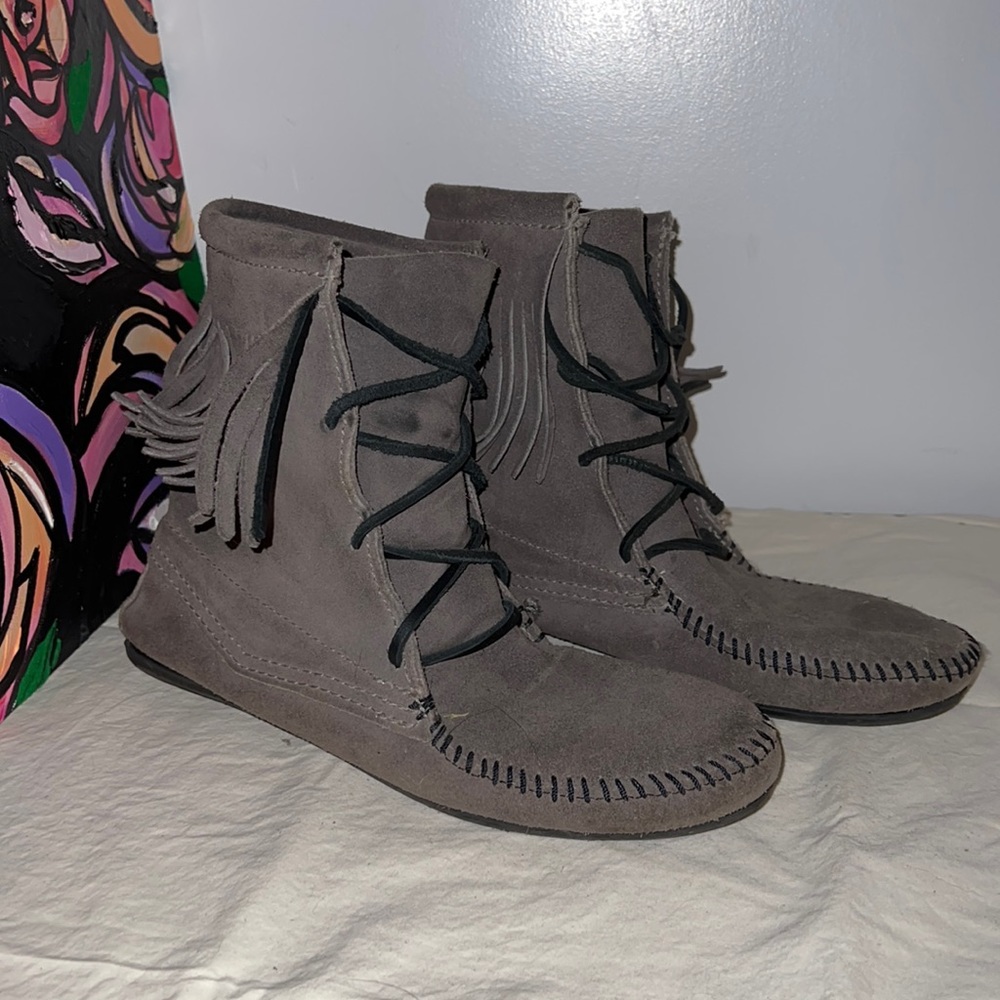 Minnetonka lace up booties Grey size 7 tramper ankle hi